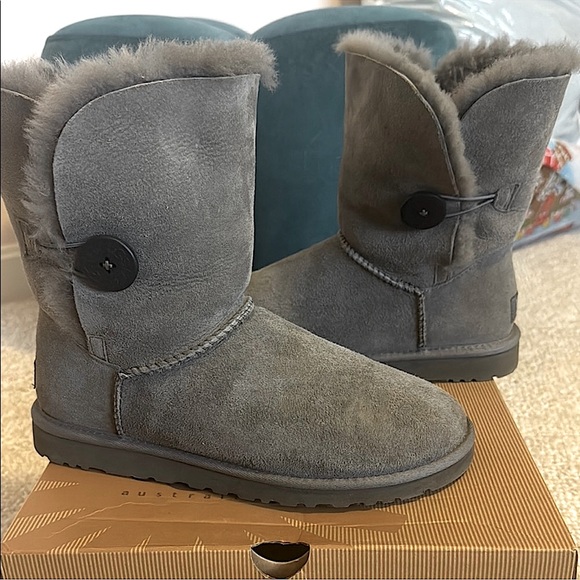 UGG LIKE NEW Baily button size 8 women's boot worn once - Picture 1 of 5